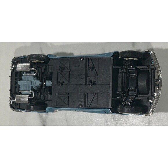 MODELLINO AUTO ROAD LEGENDS *TUCKER TORPEDO* 1948 LIGHT BLUE METALLIC 1:18 - Picture 9 of 9
